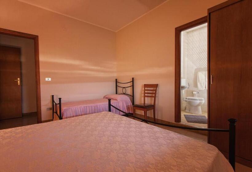 اتاق ساده سه‌ نفره, Joanne B&b
