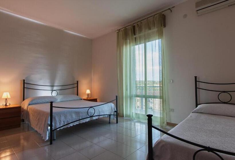 اتاق ساده سه‌ نفره, Joanne B&b