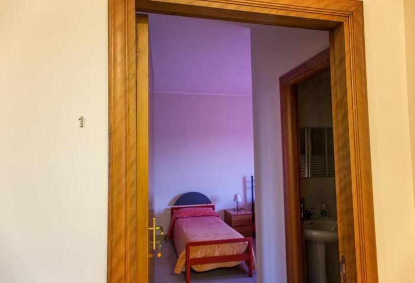 اتاق استاندارد چهار تخته, Joanne B&b