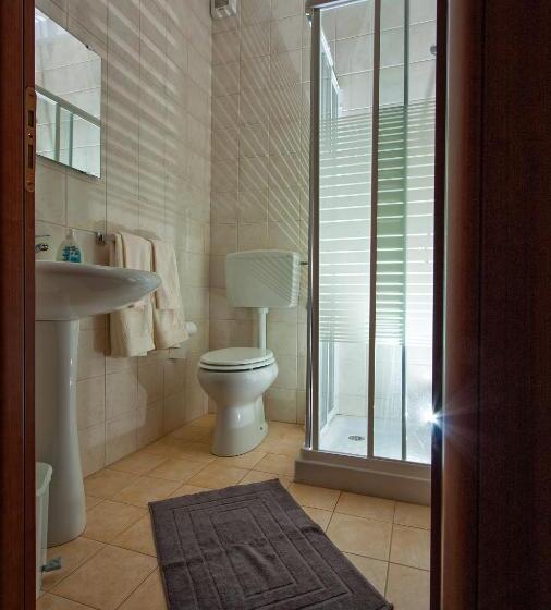 اتاق استاندارد چهار تخته, Joanne B&b