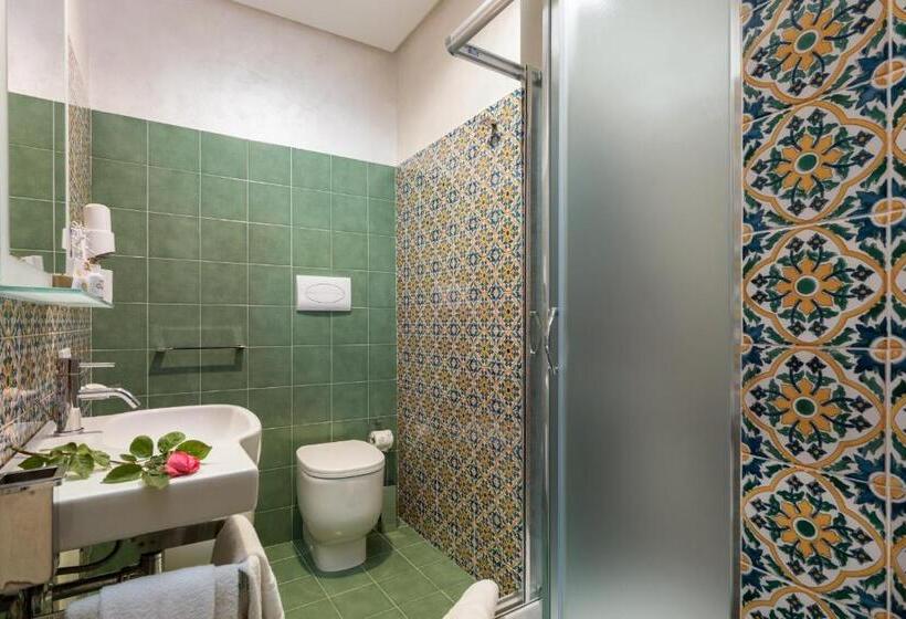 غرفة قياسية مزوَّدة بشُرفة, Biancolilla