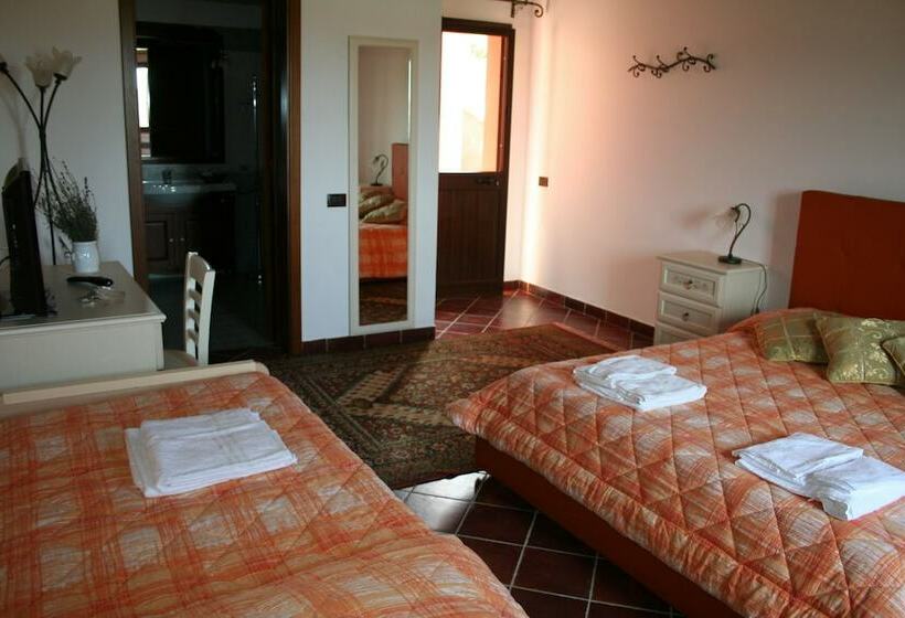 اتاق استاندارد سه تخته با چشم‌انداز استخر, B&b Baglio Degli Ulivi
