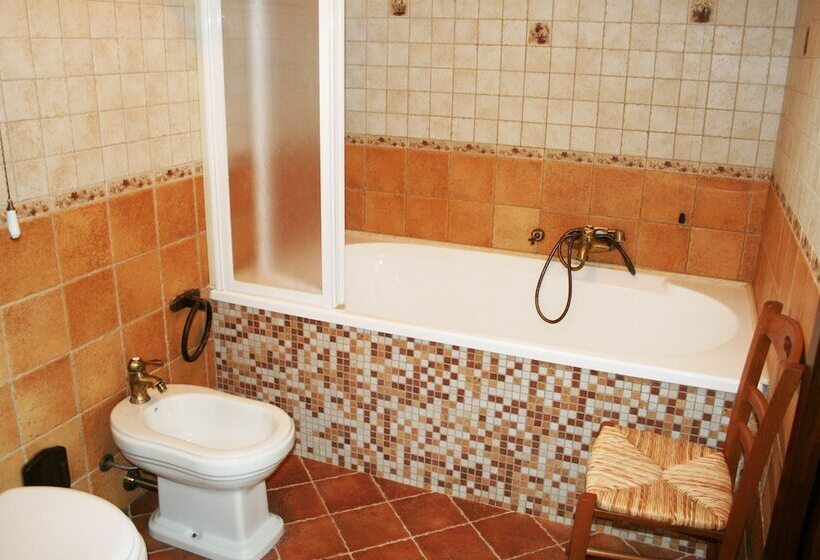 اتاق استاندارد سه تخته با چشم‌انداز استخر, B&b Baglio Degli Ulivi