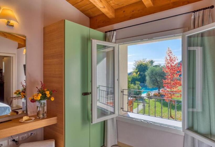 اتاق استاندارد با چشم‌انداز استخر, Agriturismo Corte Aurea