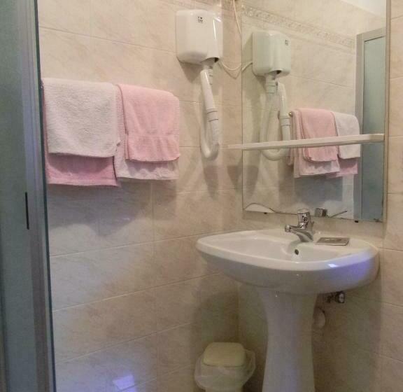 Четырехместный Номер Стандарт, Albergo Nuoitas