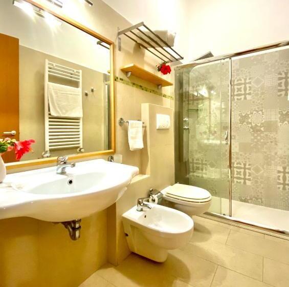 带阳台标准四人间, Marini Hotel B&b