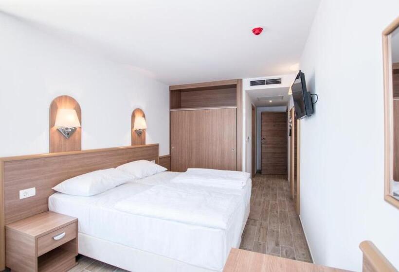 اتاق لوکس با چشم‌انداز باغ, Villa Paradiso 2