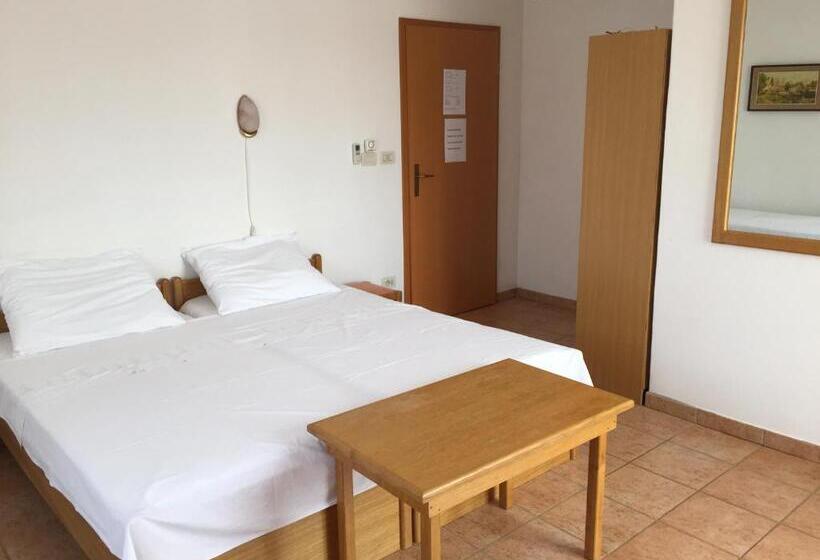اتاق استاندارد چهارنفره با بالکن, Vera Bed And Breakfast
