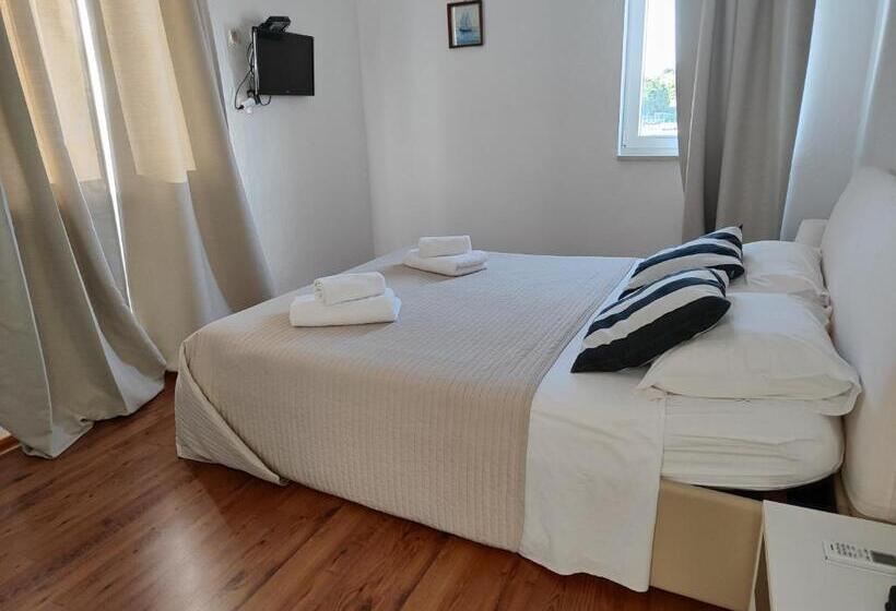 اتاق استاندارد چهار تخته با چشم‌انداز دریا, Guest House Adria