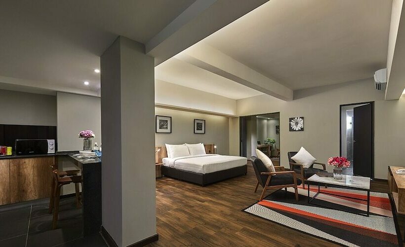 スイート, Tropics Eight Suites