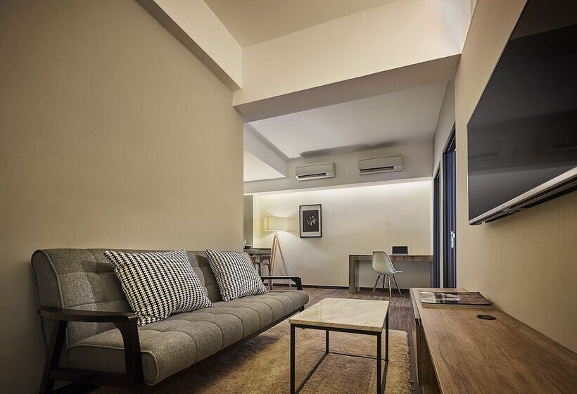スイート, Tropics Eight Suites