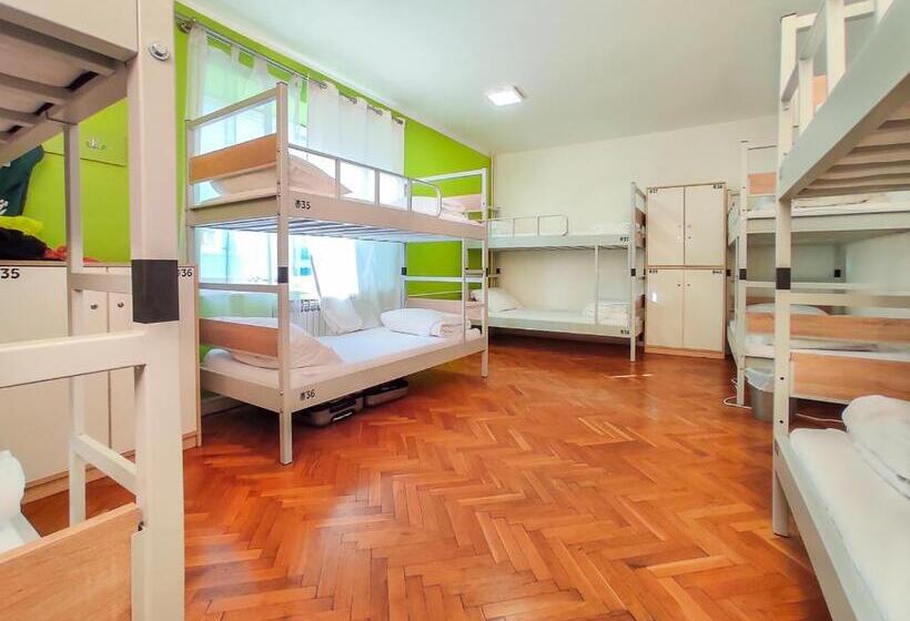 共用房间的床, Whole Wide World Hostel