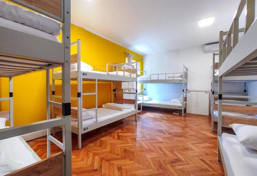 共用房间的床, Whole Wide World Hostel