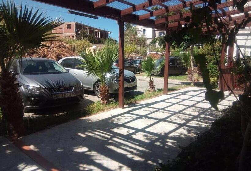 اتاق خانوادگی با چشم‌انداز کوه, Plage D Or