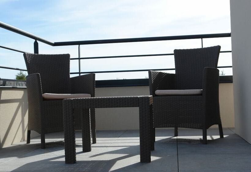 Полулюкс, Brit Hotel Confort Loches