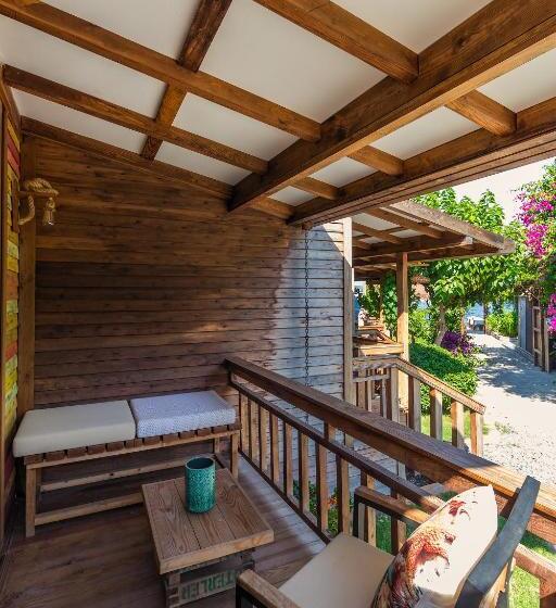 Номер Deluxe, Gi̇ri̇ti̇mu Evleri̇