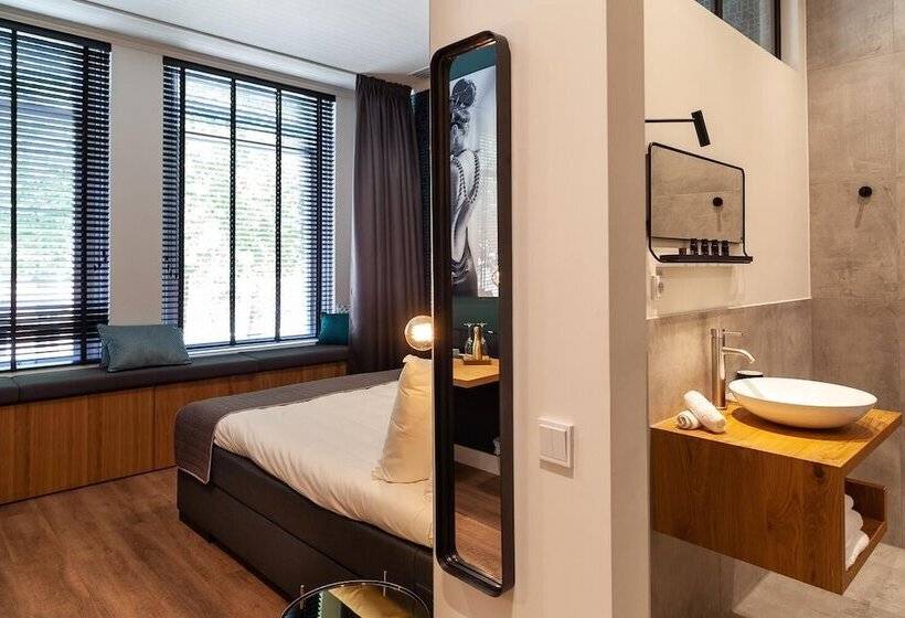 Номер Deluxe, Julien