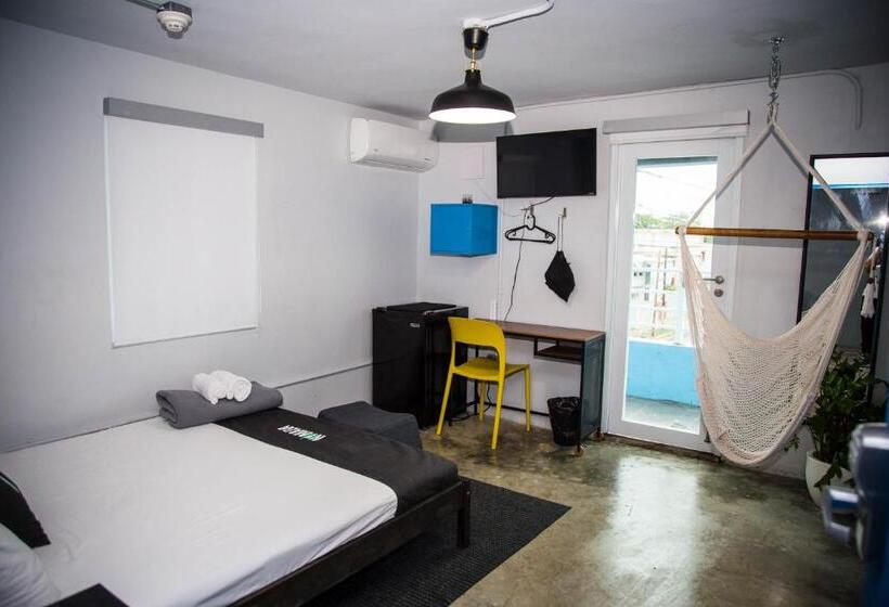 اتاق استاندارد با بالکن و چشم‌انداز دریا, Nomada Urban Beach Hostel Calle Loiza