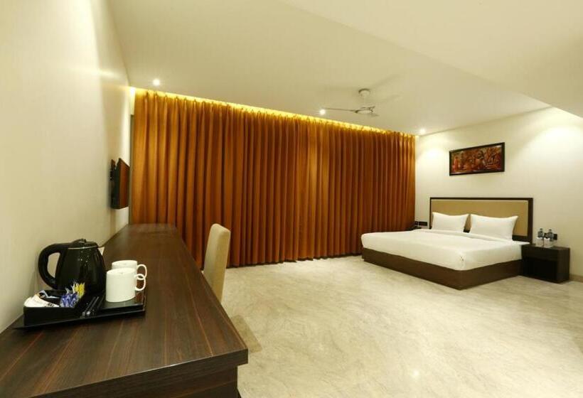 Люкс Deluxe Кровать Кинг, Centrum Hotel By Brijwasi