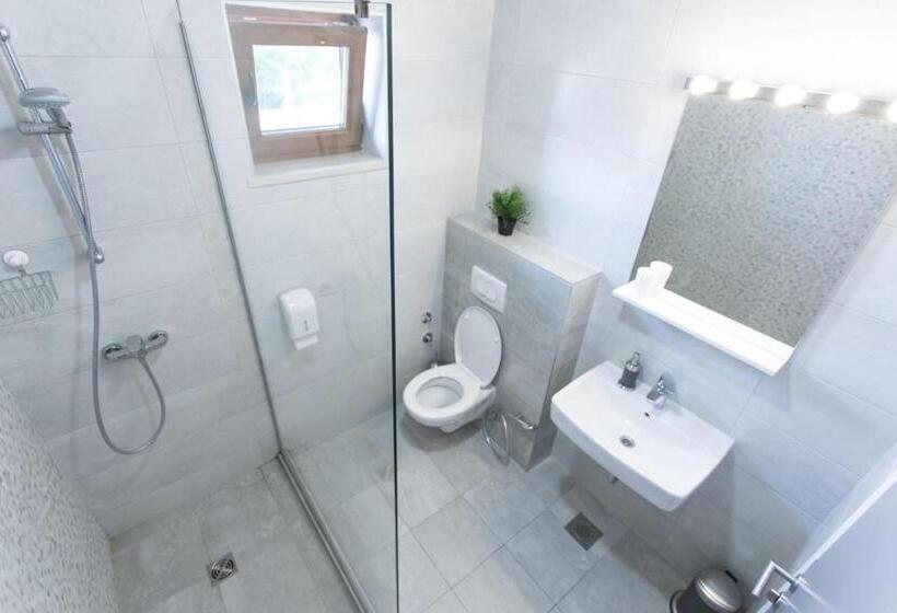 تختخواب در اتاق مشترک, Hostel Kucha