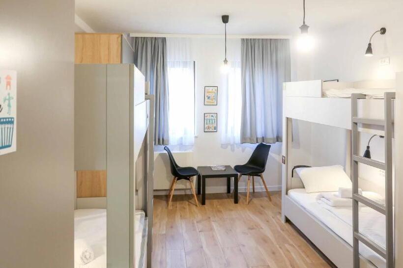 تختخواب در اتاق مشترک, Hostel Kucha