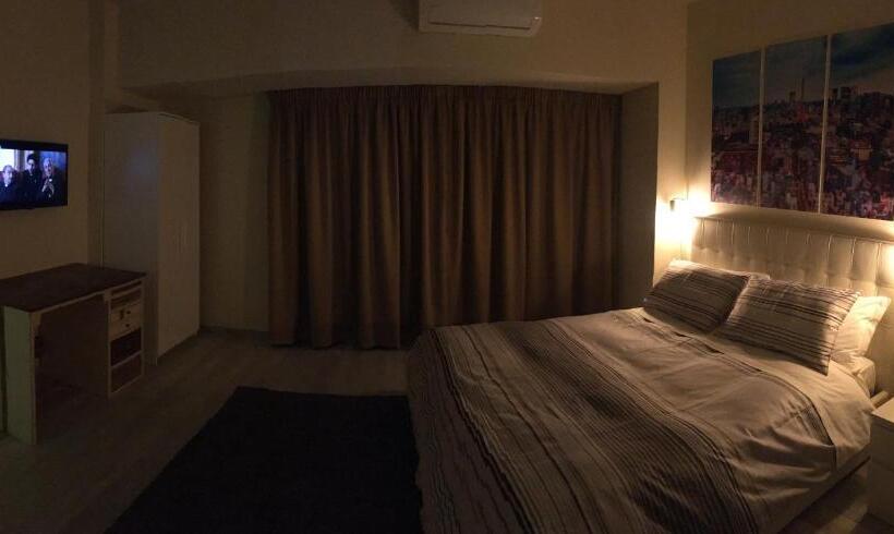 اتاق استاندارد سه نفره, Morra's Home