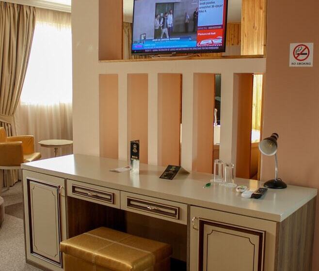 جناح ديلوكس, Deluxe