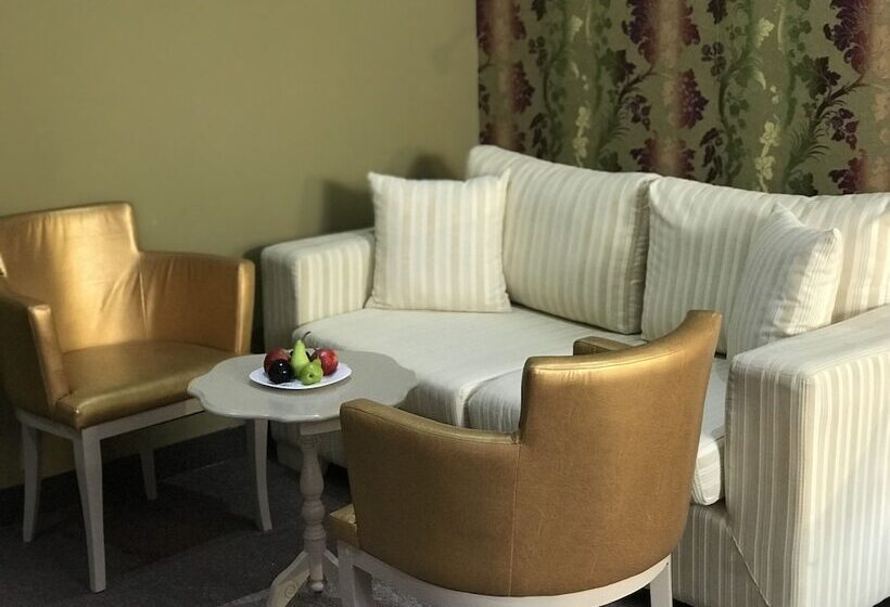 جناح ديلوكس, Deluxe