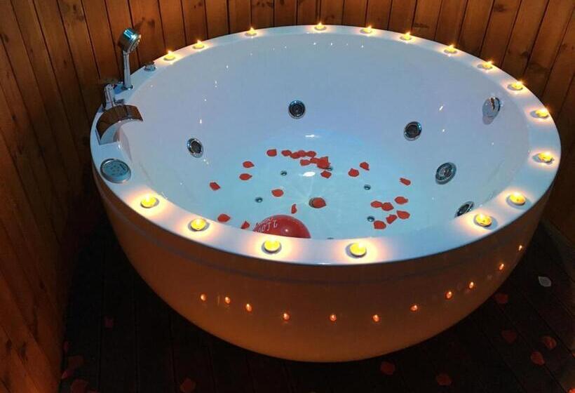 جناح ديلوكس, Deluxe