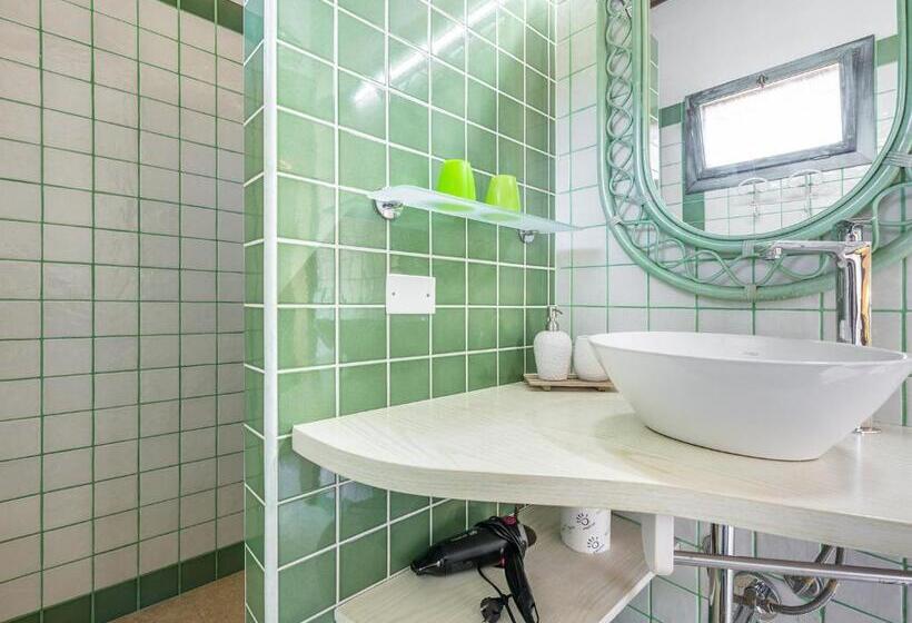 庭の見えるスタンダードトリプルルーム, Guest House Villa Verde   Short Term Room Rentals