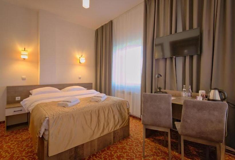 Habitación Triple Estándar, Sezam