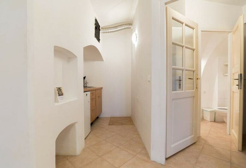 اتاق استاندارد سه تخته با سرویس بهداشتی مشترک, Charles Bridge Hostel & Apartments
