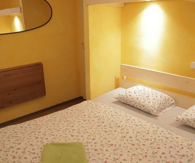 اتاق اکونومی, Charles Bridge Hostel & Apartments