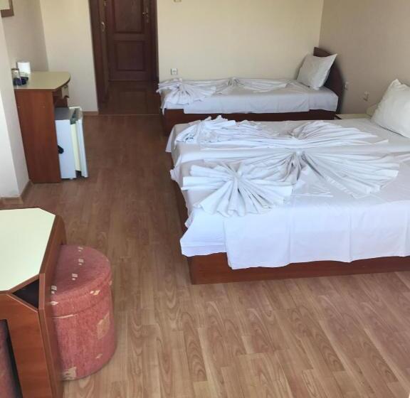 غرفة قياسية ثلاثية مزودة بشرفة, Arkadia Guest House