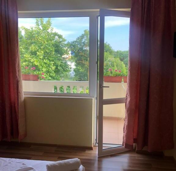 غرفة قياسية ثلاثية مزودة بشرفة, Arkadia Guest House