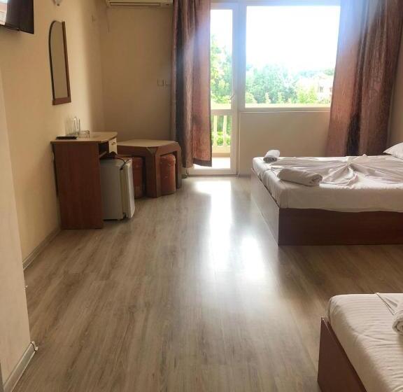 غرفة قياسية ثلاثية مزودة بشرفة, Arkadia Guest House