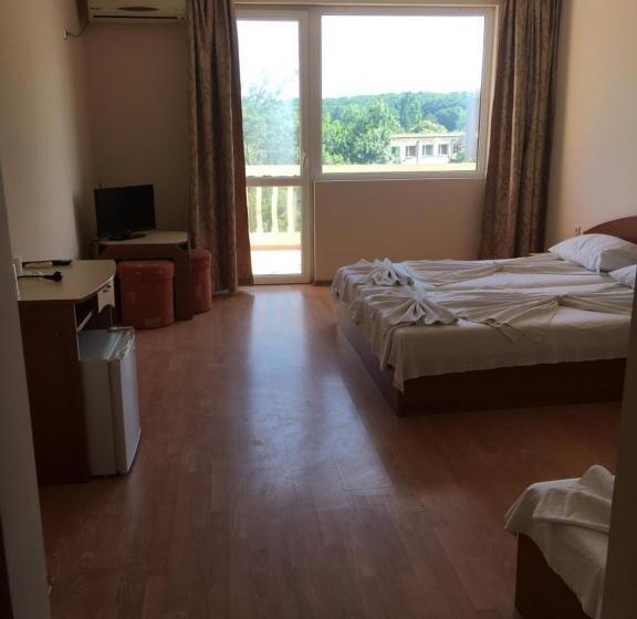 غرفة قياسية ثلاثية مزودة بشرفة, Arkadia Guest House