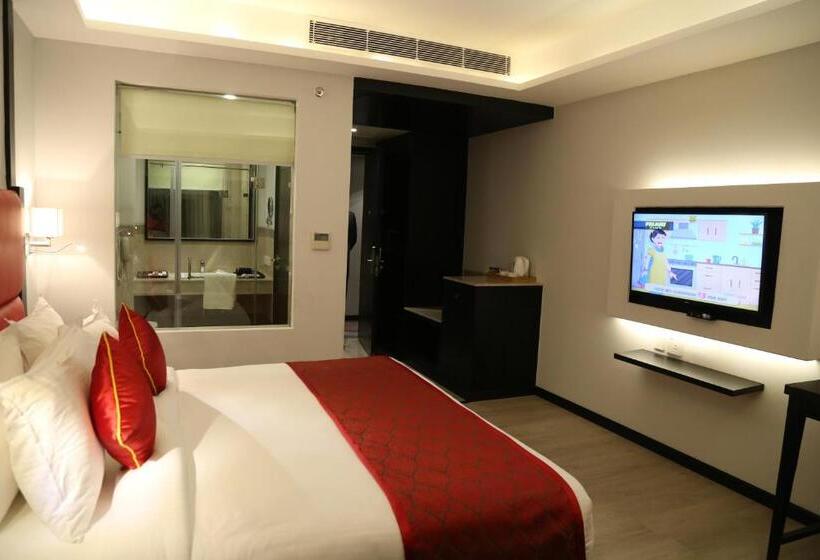 اتاق لوکس با تخت بزرگ, Ramada Encore Jalandhar