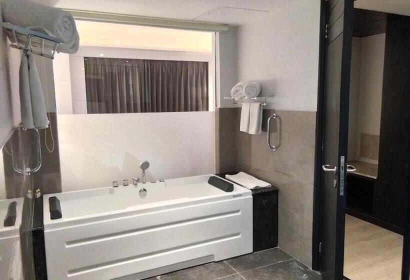 سوئیت با تخت بزرگ, Ramada Encore Jalandhar