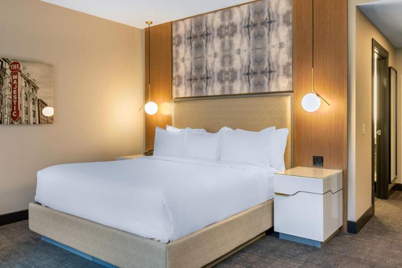 스탠다드 룸 킹사이즈 침대, Renaissance Saint Elm Dallas Downtown