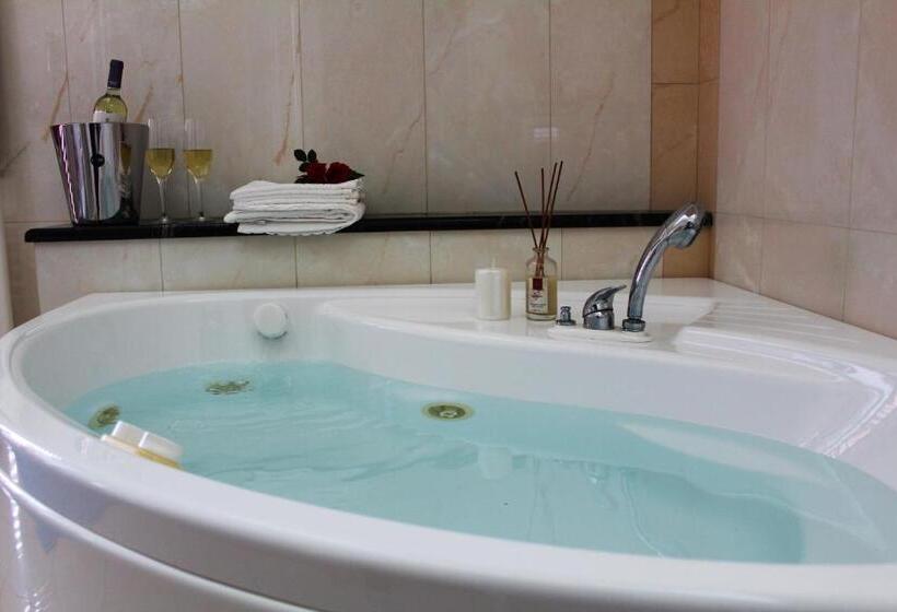 اتاق لوکس با وان آب گرم, Villa Orchidea