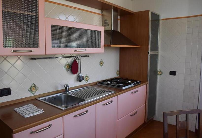 اتاق استاندارد سه تخته با چشم‌انداز استخر, Villa Orchidea