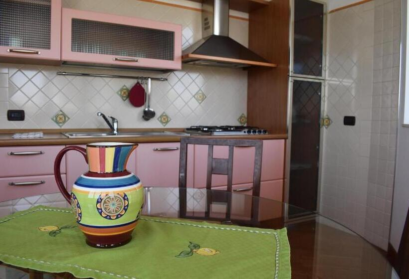 اتاق استاندارد سه تخته با چشم‌انداز استخر, Villa Orchidea
