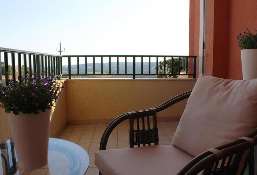 اتاق لوکس با وان آب گرم, Villa Orchidea