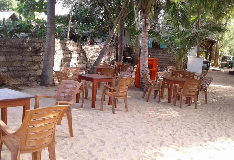 اتاق استاندارد سه نفره, Shashini Beach Resort
