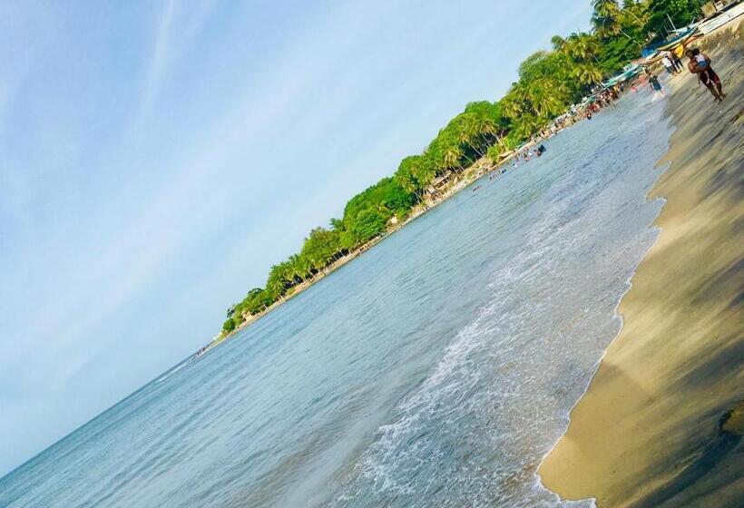 اتاق استاندارد سه نفره, Shashini Beach Resort