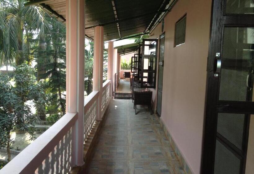 اتاق لوکس با چشم‌انداز باغ, Sauraha Resort