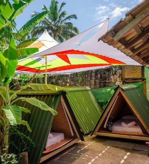 چادر با خدمات رفاهی استاندارد, Clan.destino Hostel