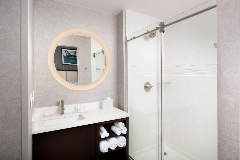 מיטת קינג בסוויטה, Springhill Suites By Marriott Atlanta Downtown