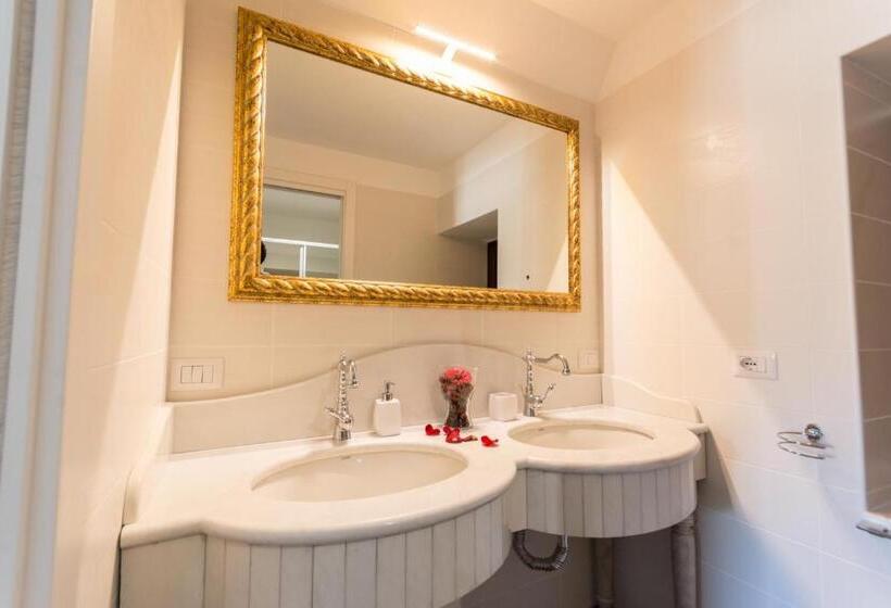 غرفة قياسية رباعية مزودة بشُرفة, Le Suites Del Duomo House
